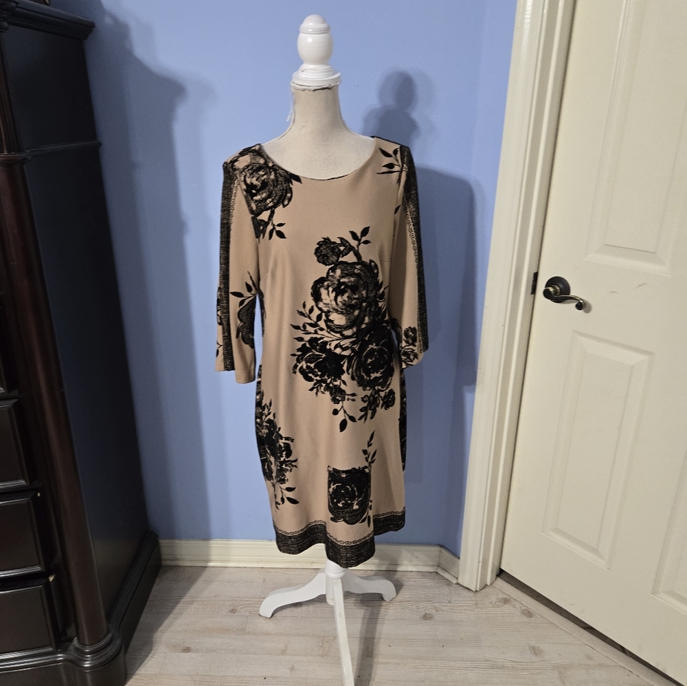 Signature By Robbie Bee Size 10 Dress